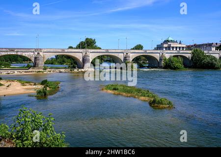 Francia, Indre et Loire, Valle della Loira, Tours, il fiume loira e il ponte wilson datato 18 ° secolo Foto Stock