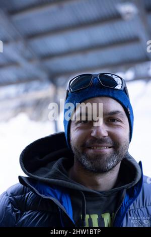 Francia, Haute-Savoie (74), Chamonix-Mont-Blanc, Montenvers, sulla Mer de Glace, Maxime fa parte della squadra della grotta, tutte le grotte hanno in comune una storia familiare condivisa, lo sfruttamento della grotta è stato un affare di famiglia fin dalla prima grotta resa disponibile al pubblico da Georges Claret, nel 1946 Foto Stock