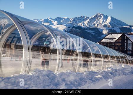 Francia, Hautes Pyrenees, stazione di sport invernali di Peyragudes sul lato Peyresourde, impianti di risalita per principianti Foto Stock