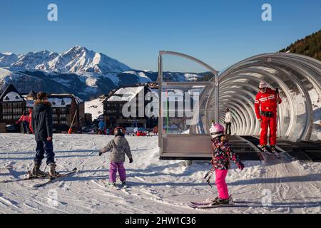 Francia, Hautes Pyrenees, stazione di sport invernali di Peyragudes sul lato Peyresourde, piste per principianti sciatori Foto Stock