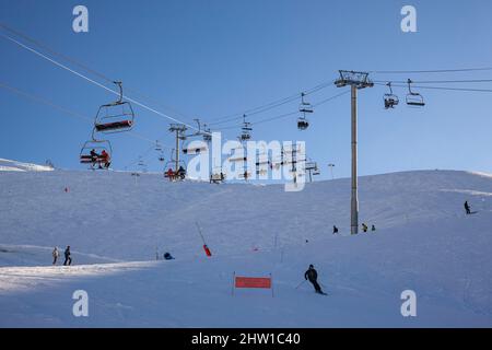 Francia, Hautes Pyrenees, stazione di sport invernali di Peyragudes sul lato Peyresourde, vista sulle piste da sci e gli impianti di risalita Foto Stock