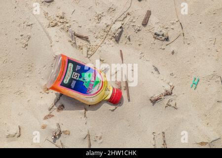 Guinee Bissau, inquinamento delle spiagge dell'arcipelago delle Isole Bijagos classificato come Riserva della Biosfera dall'UNESCO, Isola di Orango, Parco Nazionale di Orango Foto Stock