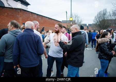 Lo storico gioco di palla Atherstone. Giocata dopo un'ascenza di anni nel 2022 a causa di una pausa per Covid. L'Atherstone Ball Game è una partita di "calcio medievale" giocata ogni anno il martedì Shrove nella città inglese di Atherstone. Le foto raffigurate sono scene alla fine della partita quando la palla è tenuta. Alle 5pm il claxon suonò e chi tiene la palla è il vincitore. Foto Stock