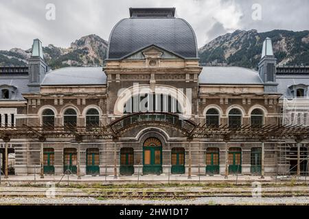 Spagna, Aragona, Huesca, Canfranc, Stazione ferroviaria Internazionale (altitudine 1200 metri), facciata dell'edificio principale, trasformato in un museo della vecchia linea ferroviaria Pau-Zaragoza, abbandonato dal 1970, la riabilitazione della stazione in un hotel di lusso Foto Stock