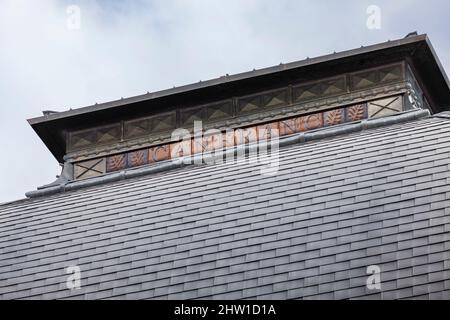 Spagna, Aragona, Huesca, Canfranc, Stazione ferroviaria Internazionale (altitudine 1200 metri), iscrizione sull'edificio principale che indica il nome della stazione, ex linea ferroviaria Pau-Zaragoza, abbandonata dal 1970, riabilitazione della stazione in corso di trasformazione in un hotel di lusso Foto Stock