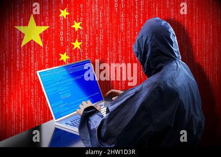 Hacker anonimo, bandiera della Cina, codice binario - cyber attacco concetto Foto Stock