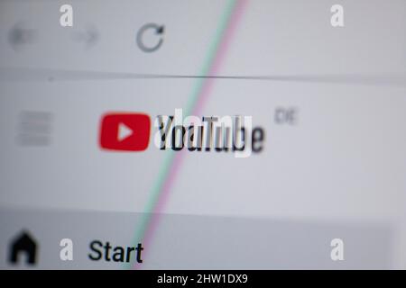 Berlino, Germania. 28th Feb 2022. ILLUSTRAZIONE - sullo schermo di un notebook è possibile vedere il logo di YouTube. Credit: Fabian Sommer/dpa/Alamy Live News Foto Stock