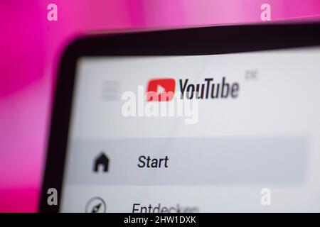 Berlino, Germania. 28th Feb 2022. ILLUSTRAZIONE - sullo schermo di un notebook è possibile vedere il logo di YouTube. Credit: Fabian Sommer/dpa/Alamy Live News Foto Stock