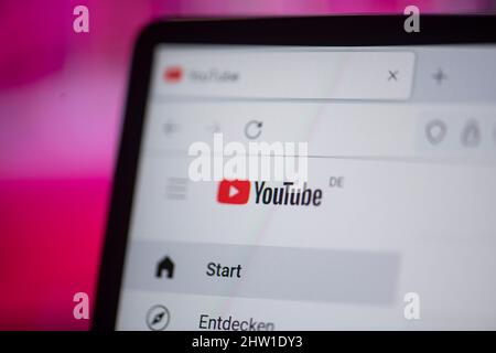 Berlino, Germania. 28th Feb 2022. ILLUSTRAZIONE - sullo schermo di un notebook è possibile vedere il logo di YouTube. Credit: Fabian Sommer/dpa/Alamy Live News Foto Stock