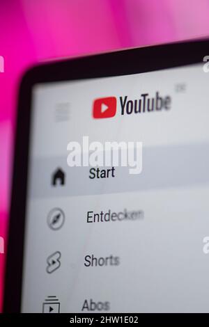 Berlino, Germania. 28th Feb 2022. ILLUSTRAZIONE - sullo schermo di un notebook è possibile vedere il logo di YouTube. Credit: Fabian Sommer/dpa/Alamy Live News Foto Stock