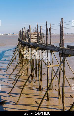 Francia, Loire-Atlantique, Saint-Br?vin-les-Pins, la pesca di Saint-Br?vin les Pins nell'estuario della Loira, capanna dei pescatori, piazze e il porto di Saint-Nazaire sullo sfondo Foto Stock