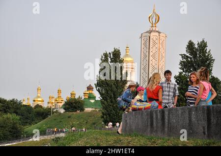 I giovani si godono una serata estiva al Parco della Gloria Eterna nella capitale Ucraina di Kiev (Kiev). Foto Stock