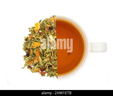 Rilassati con tè alle erbe su sfondo bianco. Tè alle erbe preparato con foglie di balsamo al limone, fiore di gelsomino, buccia di mela, arancia, limone e particelle di ibisco. Foto Stock