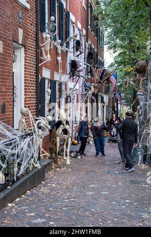 Scena di strada con decorazioni di Halloween, Città Vecchia, Alessandria, Virginia, Stati Uniti. Foto Stock