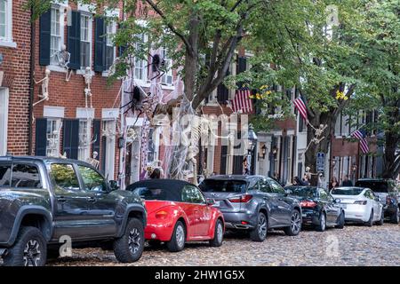 Scena di strada con decorazioni di Halloween, Città Vecchia, Alessandria, Virginia, Stati Uniti. Foto Stock