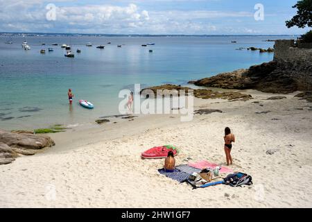 Francia, Finistere (29), Fouesnant, la costa orientale della Pointe de Beg Meil, la cosiddetta spiaggia degli uccelli Foto Stock