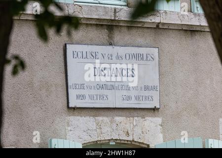 Francia, Loiret, Valle della Loira elencato come Patrimonio Mondiale dell'Umanita' dall'UNESCO, percorso ciclabile della Loira, Loira in bicicletta, CH?tillon-sur-Loire, tabella delle distanze sulla casa di serratura di Les Combles Foto Stock