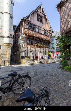 Francia, Indre et Loire, Valle della Loira Patrimonio Mondiale dell'UNESCO, Chinon, quartiere medievale, la Maison rouge (14th secolo) è un ristorante Foto Stock