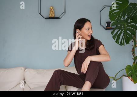 Giovane donna parla al telefono Foto Stock
