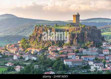 Francia, Haute Loire, fortezza feudale di Polignac datato xi secolo in piedi su una collinetta basaltica, Valle della Loira Foto Stock