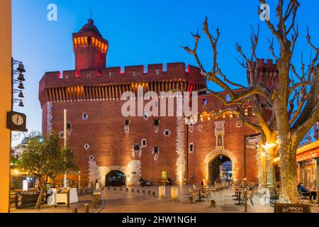 Il Castillet è un'antica fortificazione e porta di città situato a Perpignan, Pirenei Orientali, Francia Foto Stock