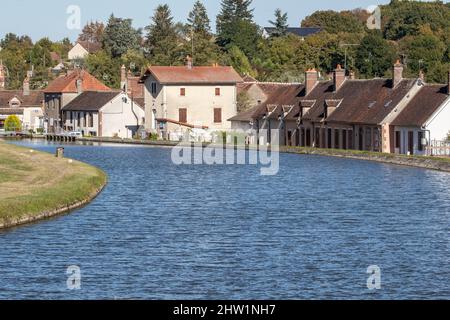 Francia, Yonne, Rogny-les-Sept-Ecluses, il canale Foto Stock