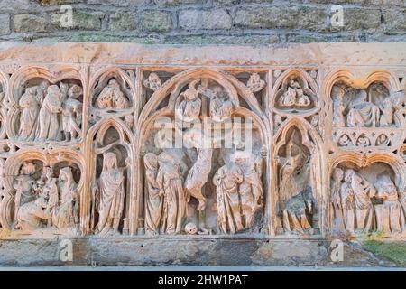 Francia, Cote d'Or, Marmagne, Abbazia di Fontenay, patrimonio mondiale dell'UNESCO, chiesa abbaziale, bassorilievo, pala d'altare in pietra dell'altare principale, scene della vita di Cristo Foto Stock