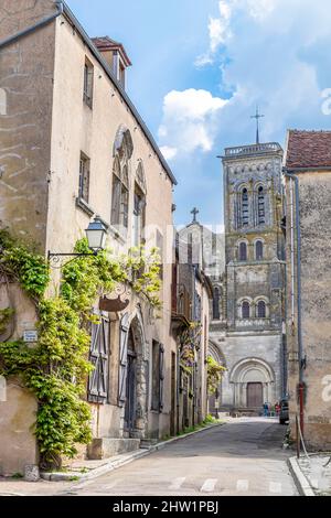 Francia, Yonne, Parco Naturale Regionale Morvan, Vezelay, Patrimonio Mondiale dell'UNESCO, etichettato Les Plus Beaux Villages de France (i più bei villaggi di Francia), una sosta sul Camino de Santiago, Basilica di Sainte Marie Madeleine Foto Stock