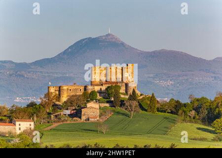 Francia, Puy de Dome, zona dichiarata Patrimonio dell'Umanità dall'UNESCO, castello di Montmorin nel Parco Naturale Regionale di Livradois Forez e sullo sfondo il Parco Naturale Regionale dei Vulcani di Auvergne Foto Stock