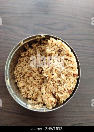 Cestino per pranzo Pulihora (Pulihora) piccante e saporito. Caratterizzato da chinthapandu Pulihora, un tradizionale piatto di riso dell'India meridionale a base di tamarindo. Foto Stock