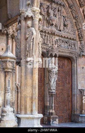 Spagna, Castiglia e le?n, le?n, palco sul Camino Franc, itinerario spagnolo del pellegrinaggio a Santiago de Compostela, dichiarato Patrimonio dell'Umanità dall'UNESCO, Nuestra Senora la Blanca, portale centrale della cattedrale di Santa Maria de le?n Foto Stock