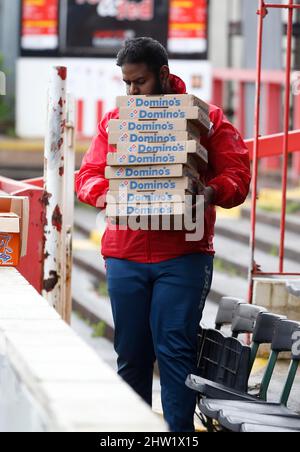 Le pizze di Domino vengono consegnate ai giocatori prima della partita della Sky Bet League 2 tra Exeter City e Crawley Town al St James Park di Exeter. Novembre 14, 2015. Foto Stock