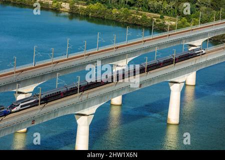 Francia, Vaucluse Avignon e Gard Les Angles, ponte ferroviario sul Rodano, treno TGV (vista aerea) Foto Stock