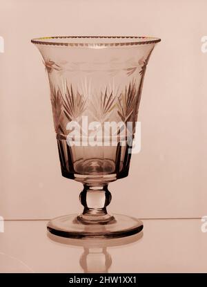 Arte ispirata a Celery Vase, ca. 1825, Made in Pittsburgh, Pennsylvania, Stati Uniti, America, Vetro al piombo soffiato, H. 7 7/16 poll. (18,9 cm); Diam. 5 1/8 poll. (13 cm), Glass, Bakewell, Page & Bakewell (1808–1882, opere classiche modernizzate da Artotop con un tocco di modernità. Forme, colore e valore, impatto visivo accattivante sulle emozioni artistiche attraverso la libertà delle opere d'arte in modo contemporaneo. Un messaggio senza tempo che persegue una nuova direzione selvaggiamente creativa. Artisti che si rivolgono al supporto digitale e creano l'NFT Artotop Foto Stock