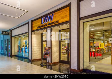 New Hartford, New York - 1 marzo 2022: Vista laterale del MAGAZZINO DI SCARPE DI DESIGN (DSW) in Sangertown Mall. Foto Stock