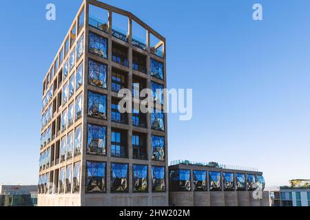 Città del Capo, Sudafrica, 26th Febbraio - 2022: Vecchio silo di grano edificio trasformato in appartamenti e galleria d'arte. Foto Stock