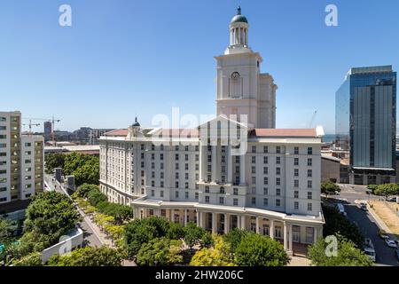 Città del Capo, Sudafrica, 26th febbraio - 2022: Vista sulla città verso il porto con grande edificio neoclassico nel centro. Foto Stock