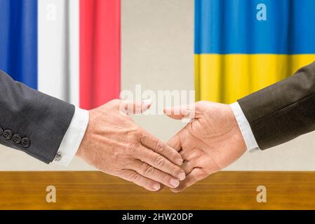 I rappresentanti della Francia e dell'Ucraina si scuotono le mani Foto Stock