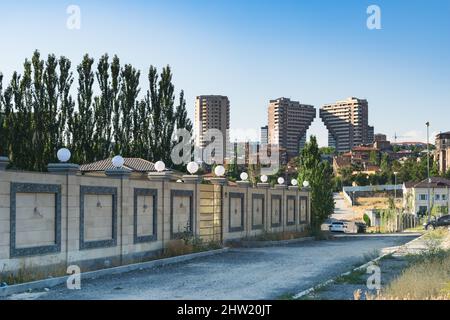 Yerevan, Armenia - Luglio 2019: Architettura sovietica brutalista a Yerevan. Paesaggio urbano di Yerevan con edificio di architettura brutalista in Armenia. Foto Stock