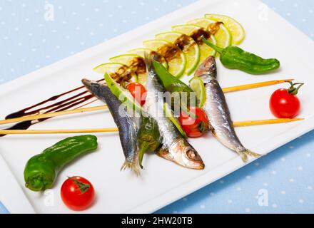 Sardine grigliate con verdure Foto Stock