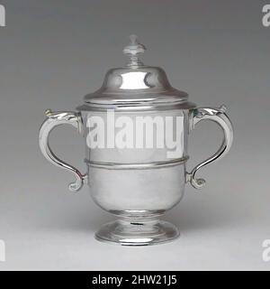 Art Inspired by Two-Handled Cup and Cover, 1735–40, made in Boston, Massachusetts, Stati Uniti, Americano, argento, totale: 10 3/8 x 10 1/16 pollici (26,4 x 25,6 cm); 41 once 14 dwt. (1296,9 g), Silver, Jacob Hurd (American, Boston, Massachusetts 1702/3–1758 Boston, Massachusetts), Two-, opere classiche modernizzate da Artotop con un tuffo di modernità. Forme, colore e valore, impatto visivo accattivante sulle emozioni artistiche attraverso la libertà delle opere d'arte in modo contemporaneo. Un messaggio senza tempo che persegue una nuova direzione selvaggiamente creativa. Artisti che si rivolgono al supporto digitale e creano l'NFT Artotop Foto Stock