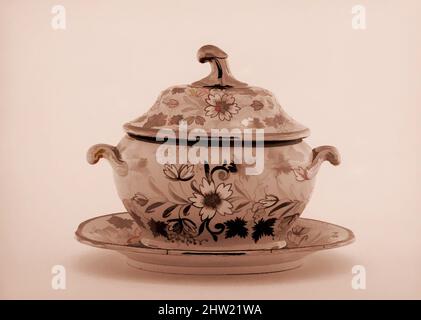 Arte ispirata al tureen coperto di salsa, ca. 1835, made in England, British, Earthenware, Lusterware, 6 5/16 x 7 3/8 poll. (16 x 18,7 cm), Ceramica, opere classiche modernizzate da Artotop con un tuffo di modernità. Forme, colore e valore, impatto visivo accattivante sulle emozioni artistiche attraverso la libertà delle opere d'arte in modo contemporaneo. Un messaggio senza tempo che persegue una nuova direzione selvaggiamente creativa. Artisti che si rivolgono al supporto digitale e creano l'NFT Artotop Foto Stock