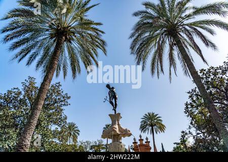 Neptun Brunnen in den Gartenanlagen des Königspalast Alcázar, Sevilla Andalusien, Spanien | Fontana del Nettuno nei giardini adiacenti al Royal Alc Foto Stock