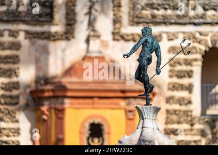 Neptun Brunnen in den Gartenanlagen des Königspalast Alcázar, Sevilla Andalusien, Spanien | Fontana del Nettuno nei giardini adiacenti al Royal Alc Foto Stock