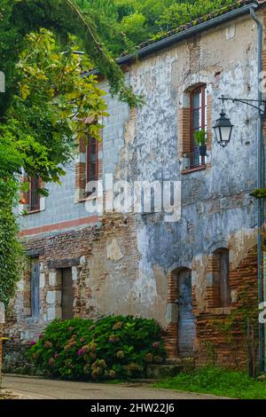 Dettagli delle case nel centro storico di Auvillar. Francia Foto Stock