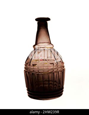 Art Inspired by Decanter, 1825–92, made in Sandwich, Massachusetts, Stati Uniti, Americano, vetro stampato soffiato, H. 5 1/4 poll. (13,3 cm), Glass, Boston & Sandwich Glass Company (American, 1825–1888, Sandwich, Massachusetts, opere classiche modernizzate da Artotop con un tocco di modernità. Forme, colore e valore, impatto visivo accattivante sulle emozioni artistiche attraverso la libertà delle opere d'arte in modo contemporaneo. Un messaggio senza tempo che persegue una nuova direzione selvaggiamente creativa. Artisti che si rivolgono al supporto digitale e creano l'NFT Artotop Foto Stock