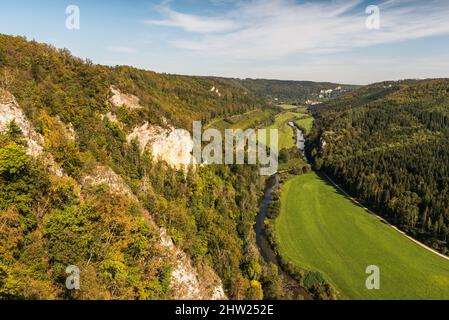 Vista dal punto panoramico Knopfmacherfelsen alla valle del Danubio e al monastero di Beuron, al Parco Naturale dell'Alto Danubio, all'Albo Svevo, al Baden-Wuerttemberg, Germania Foto Stock