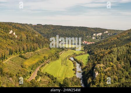 Vista dal punto panoramico Knopfmacherfelsen alla valle del Danubio e al monastero di Beuron, al Parco Naturale dell'Alto Danubio, all'Albo Svevo, al Baden-Wuerttemberg, Germania Foto Stock