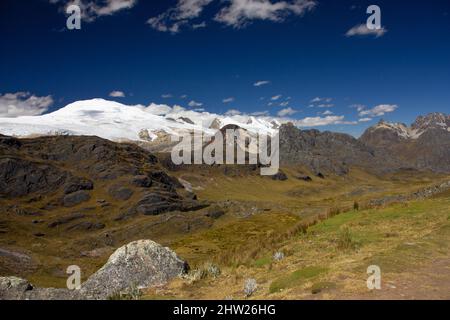 Bellissimi paesaggi di montagna nella Cordillera Huayhuash, Perù, Sud America Foto Stock