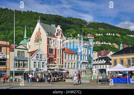 Le bancarelle del mercato in piazza Vagsallmenningen, Vagsalm, Bergen Hordaland County, Regione Vestlandet, Norvegia Foto Stock